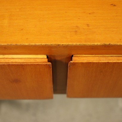 70er-Jahre-Schreibtisch mit drei Schubladen, Tischplatte aus Tanganjika-Nussbaumfurnier, verchromtes Metallgestell.