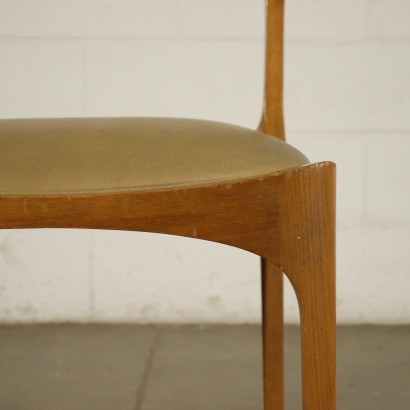 Giuseppe Gibelli Stühle, 1960. Gruppe von sechs Stühlen, Buchenholz, Schaumstoffpolsterung, Kunstlederpolsterung.