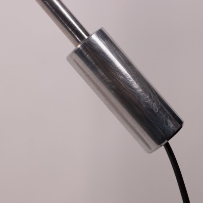 Lámpara de los años 60-70. Lámpara de pie con posición variable mediante inclinación regulable. Difusor de metacrilato de metal cromado.