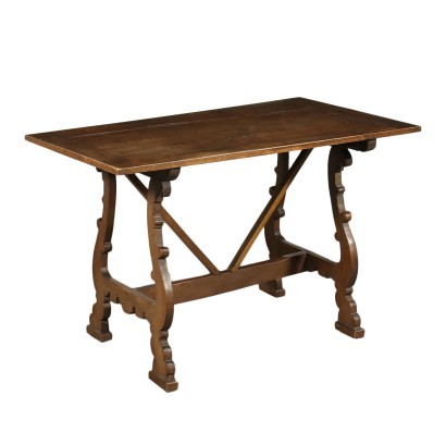Tischbock aus antiken Teilen, getragen von gewellten und geschnitzten Beinen, verbunden durch eine Querstrebe, die Tischplatte trägt auf der Unterseite einen Inventarstempel.