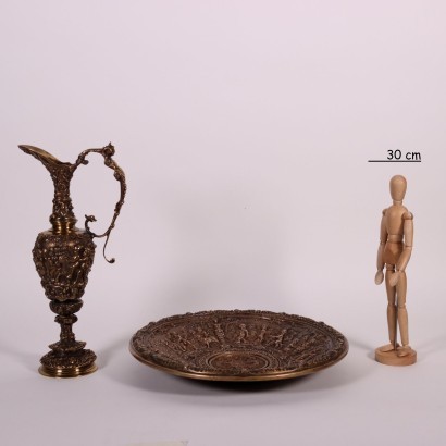 Assiette avec Cruche en Bronze Bronze - Italie XX Siècle