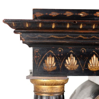 Tempelformige Uhr Ebonisiertes Holz Frankreich XIX Jhd