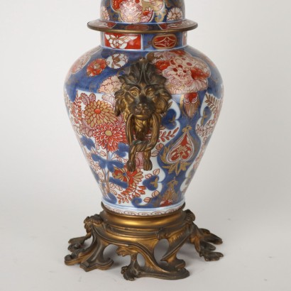 Bronzekandelaber mit Imari-Vase Porzellan Japan XIX Jhd
