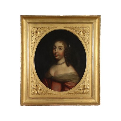 Porträt einer Frau mit Perlenkette