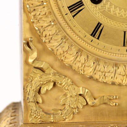 Antik, Uhr, antike Uhr, antike Uhr, antike italienische Uhr, antike Uhr, neoklassizistische Uhr, Uhr aus dem 19. Jahrhundert, Pendeluhr, Wanduhr, Standuhr aus Goldbronze