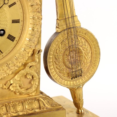 Antik, Uhr, antike Uhr, antike Uhr, antike italienische Uhr, antike Uhr, neoklassizistische Uhr, Uhr aus dem 19. Jahrhundert, Pendeluhr, Wanduhr, Standuhr aus Goldbronze