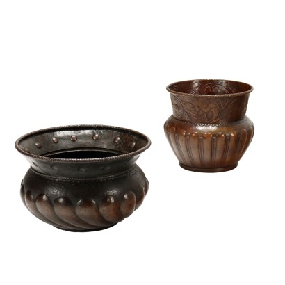 Deux vases en cuivre gaufré