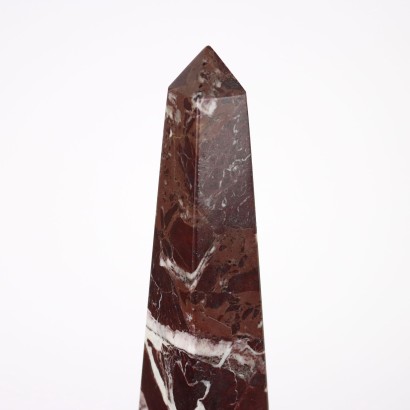 Obelisk aus rotem Levanto-Marmor