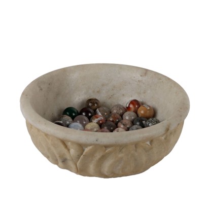 Cuenco de mármol con muestras de esferas de piedra