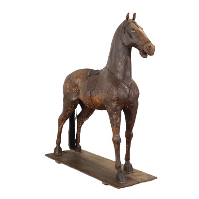 Modelo de caballo en papel maché