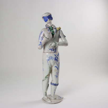 Maskierte Figur in glasierter Terrakotta