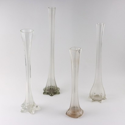 Grupo de cuatro jarrones de vidrio