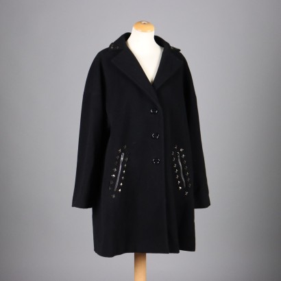 Abrigo negro con tachuelas de Love Moschino