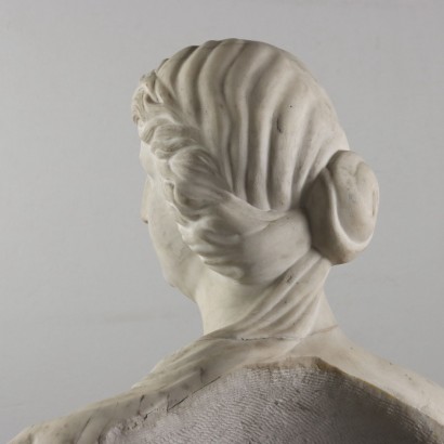 Busto femenino en mármol blanco